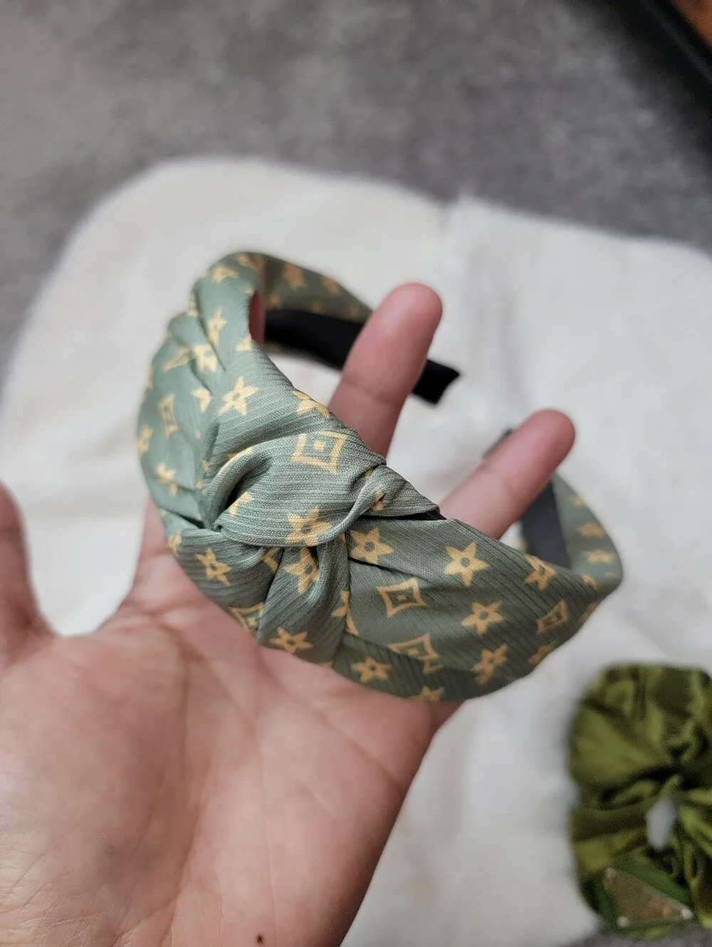 2pcs green patterned headband with olive green scrunchie Hair Tie